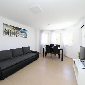 https://apartments-jelena-kastela-21215.splithotels.org